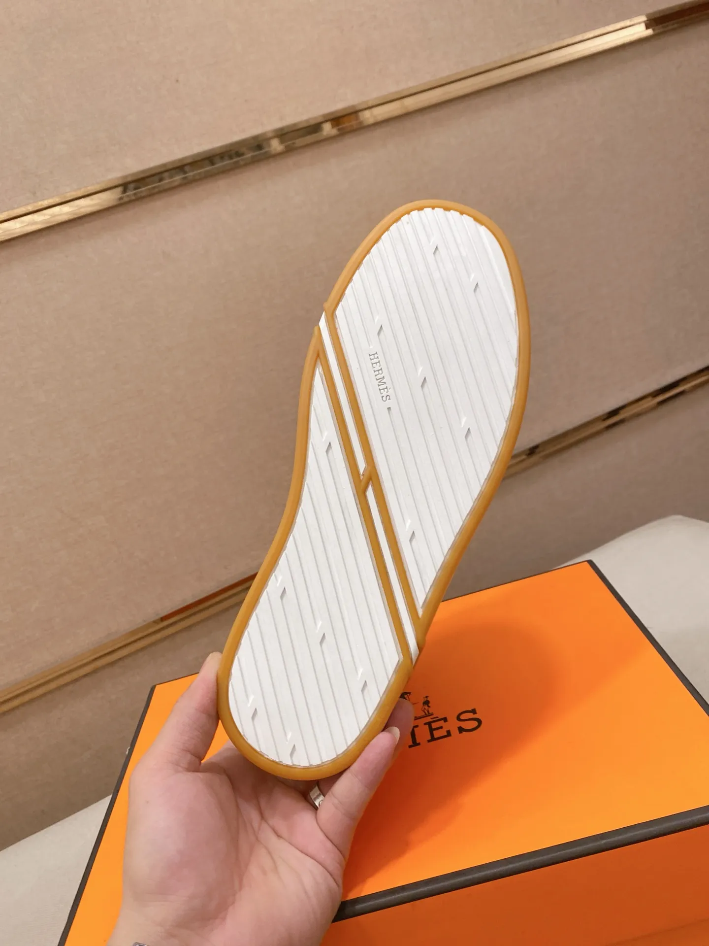 Ex-factory price: 480💰《HERMES》【Classic Original Version】Hermès; Top 🔝 Purchasing Agency 🔍🔍Men's latest high-tops 🇺🇸 available simultaneously at counters, imported from Italy original ▲▲cowhide ▲▲ (high-end, extravagance, class) times) Exquisite workmanship (Italian 🇮🇹Imported water-dyed 🐂cowhide lining) sole: Original sole provided by the original factory, ⚠️exclusive double-layer activity·TPR·rubber·combined molded outsole; super comfortable·wear-resistant·non-slip·environmental protection The real thing is more beautiful if you take the real thing (high quality, follow the order). You can enter and exit the counter at will * Number of yards: 38-44 (45 can be customized and cannot be returned or exchanged)